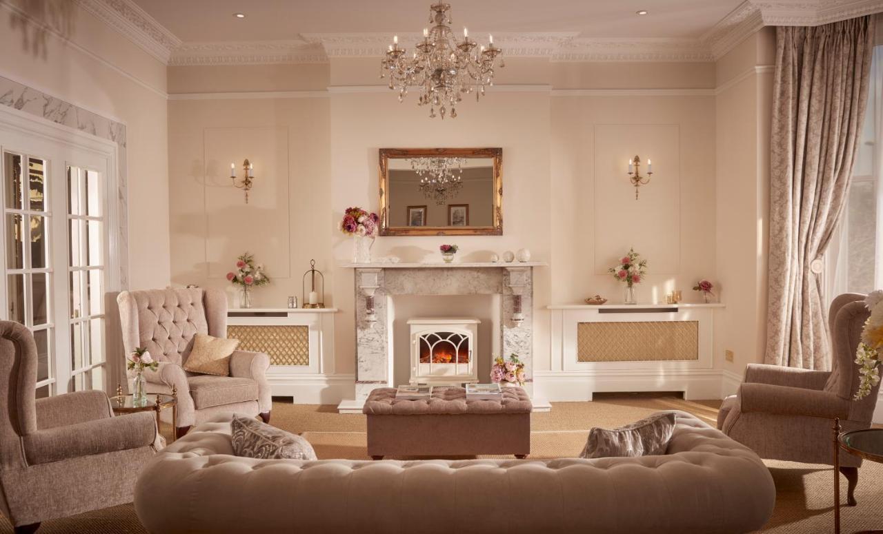 Bathen House Boutique Hotel Esterno foto A living room with a fireplace