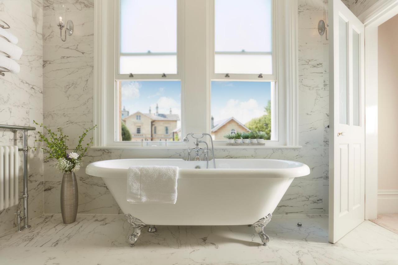 Bathen House Boutique Hotel Esterno foto A freestanding bathtub