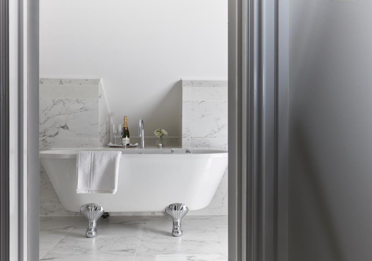 Bathen House Boutique Hotel Esterno foto A freestanding bathtub