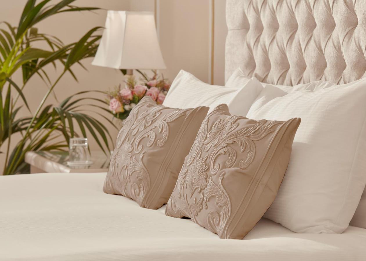 Bathen House Boutique Hotel Esterno foto Pillows on a bed