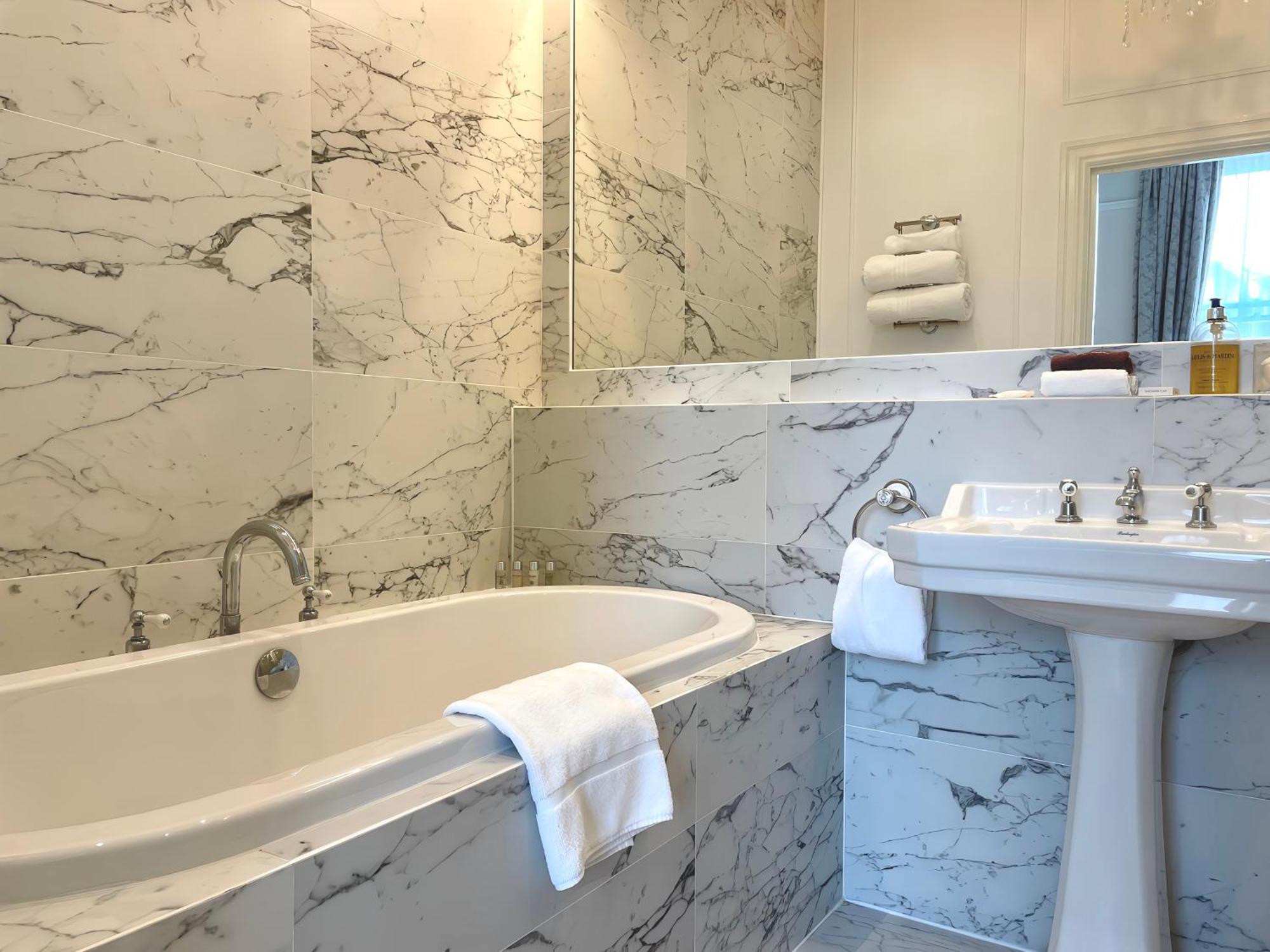 Bathen House Boutique Hotel Camera foto Bathroom in the hotel