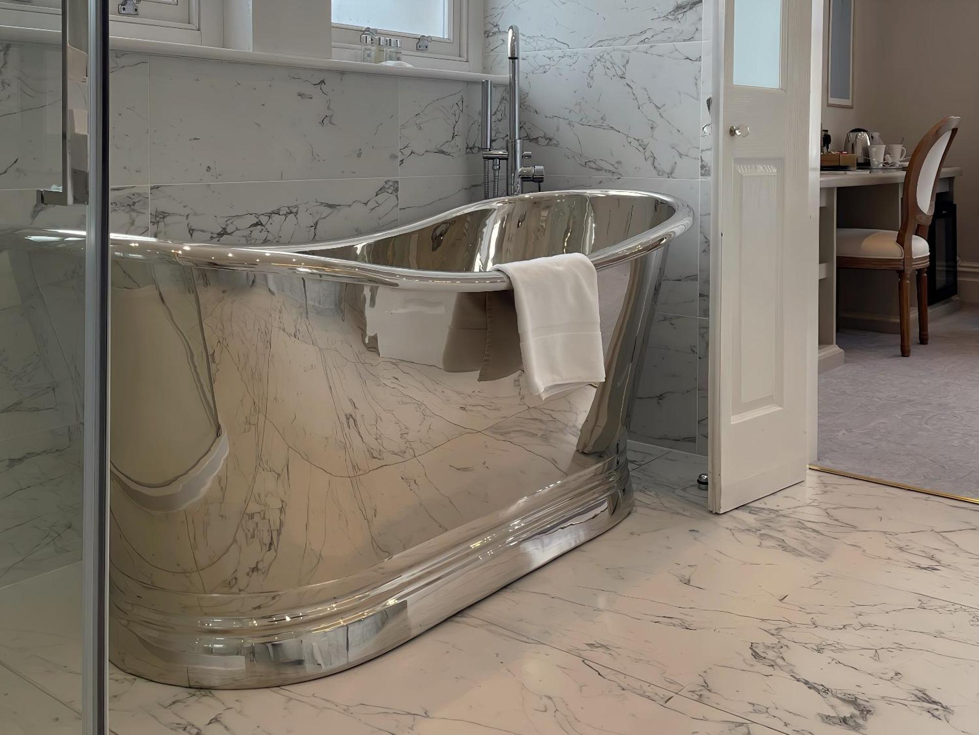 Bathen House Boutique Hotel Camera foto A freestanding bathtub