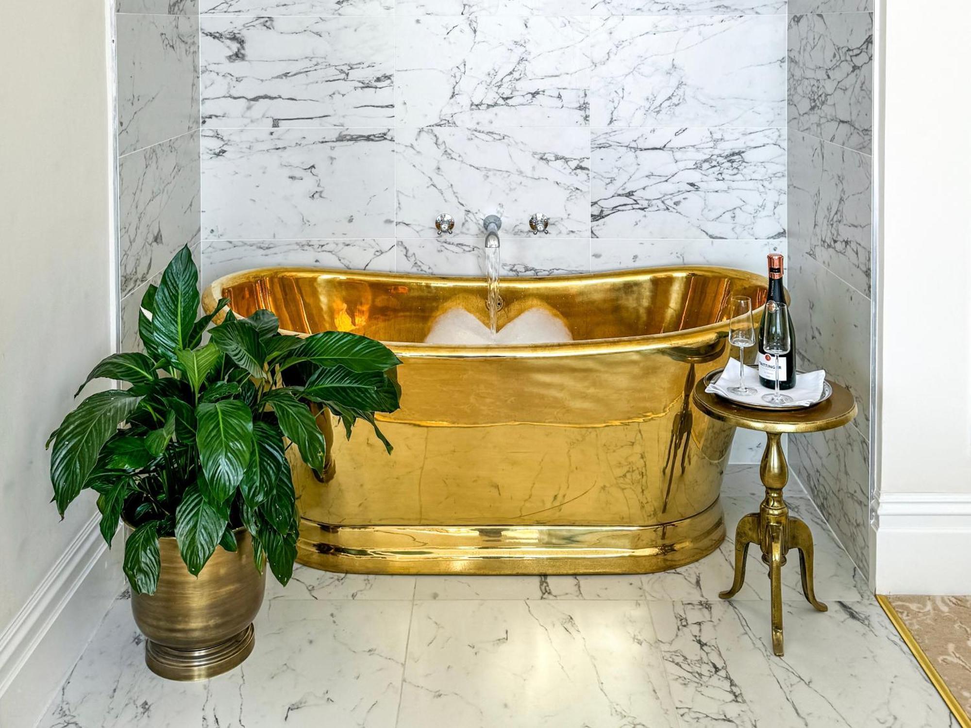 Bathen House Boutique Hotel Camera foto A freestanding copper bathtub
