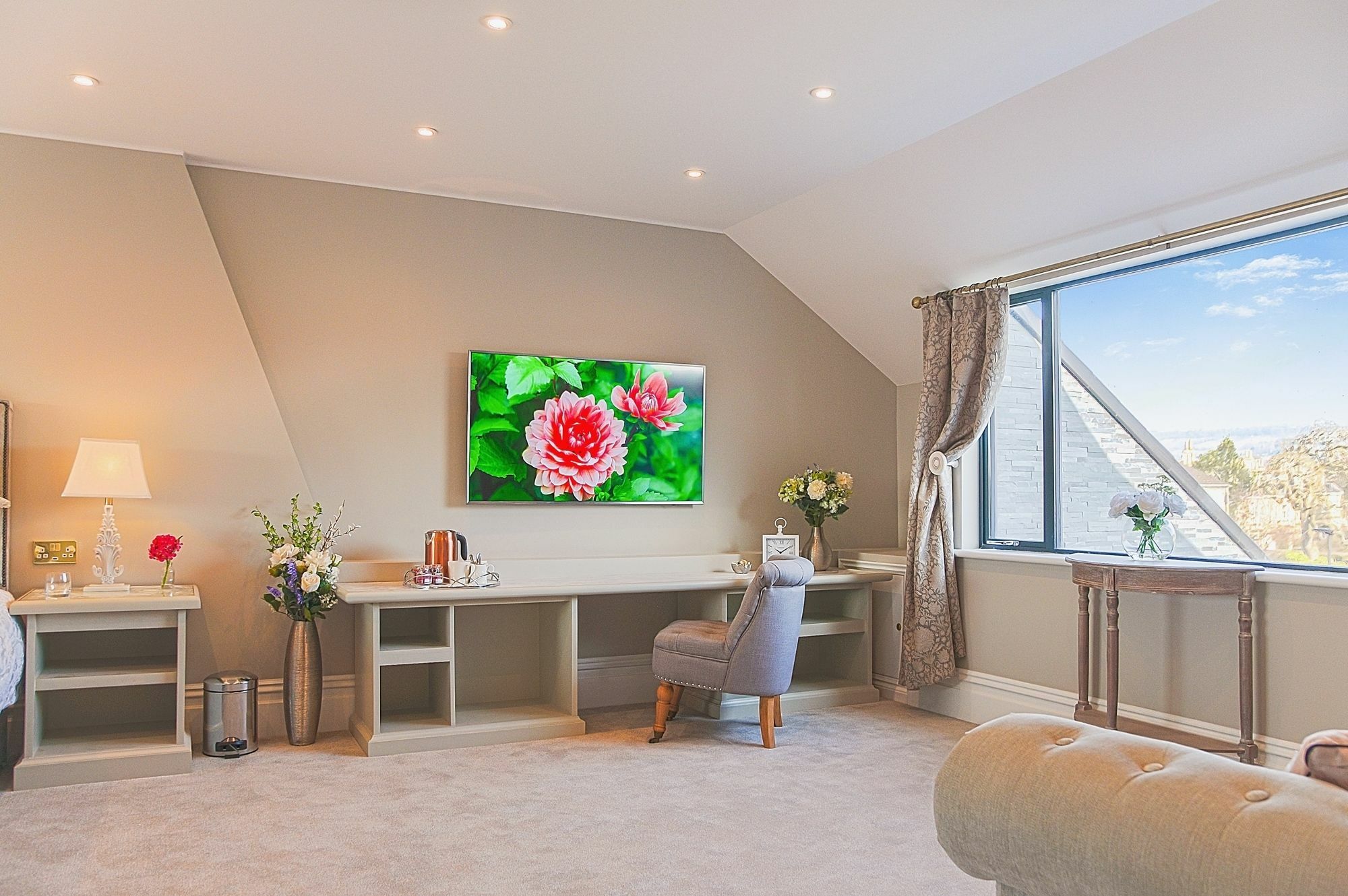 Bathen House Boutique Hotel Esterno foto A room with a TV